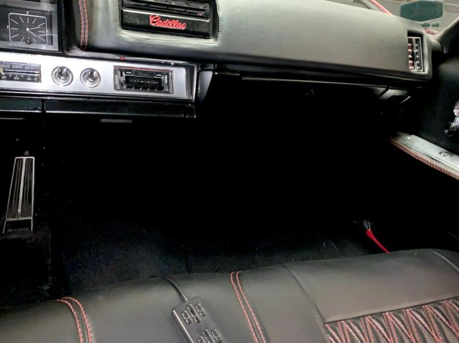 Детали интерьера Cadillac DeVille Coupe SEMA Show Car 2016 года  (фото 21 из 23)